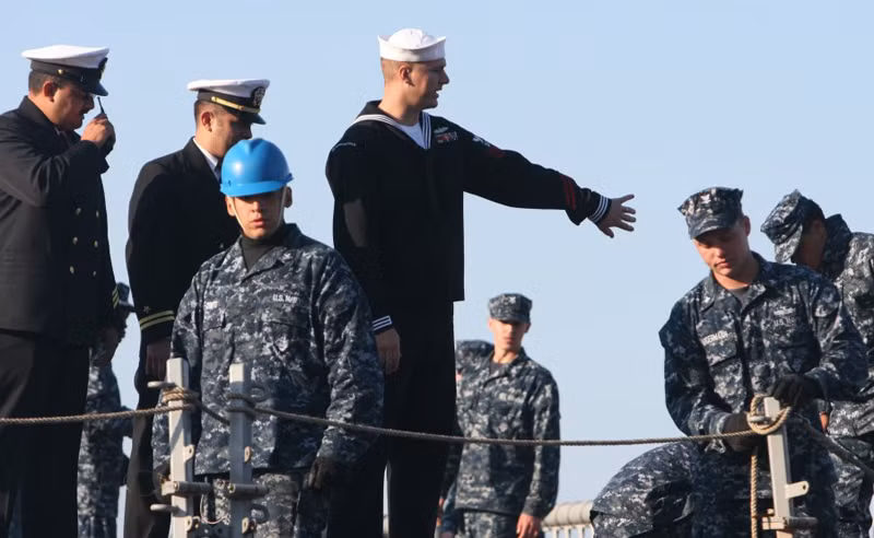 Hình ảnh chuyến thăm của khu trục hạm USS Vandegrift tới căn cứ chính của Hạm đội Thái Bình Dương Nga. Hình ảnh chuyến thăm của khu trục hạm USS Vandegrift tới căn cứ chính của Hạm đội Thái Bình Dương Nga.