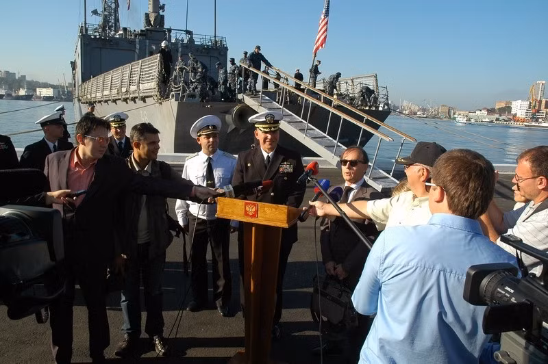 Thuyền trưởng khu trục hạm USS Vandegrift Joseph Dolakov đã cuộc gặp mặt thân mật với lãnh đạo Sở đào tạo chiến đấu của hạm đội Thái Bình Dương Nga, Đại tá Oleg Korolev. Thuyền trưởng khu trục hạm USS Vandegrift Joseph Dolakov đã cuộc gặp mặt thân mật với lãnh đạo Sở đào tạo chiến đấu của hạm đội Thái Bình Dương Nga, Đại tá Oleg Korolev.