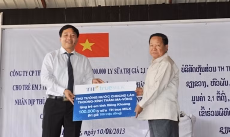 Đại diện sữa TH đến thăm và tặng quà cho bệnh nhân tại cơ sở y tế huyện Pẹc, tỉnh Xiêng Khoảng