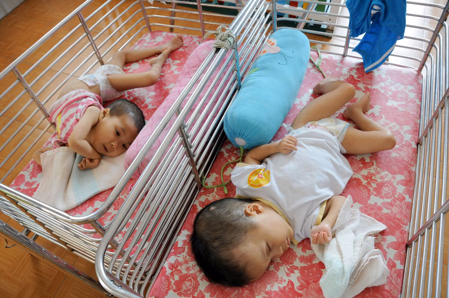 Những cháu bé bị dị tật bẩm sinh do ảnh hưởng bởi chất độc màu da cam từ bố mẹ bị phơi nhiễm mà Sean Kimmons đã gặp tại một trại mồ côi cở Đà Nẵng