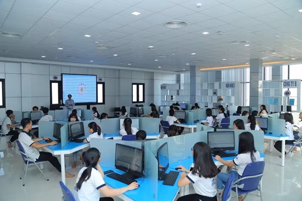 Sinh viên ĐH Công thương.jpg