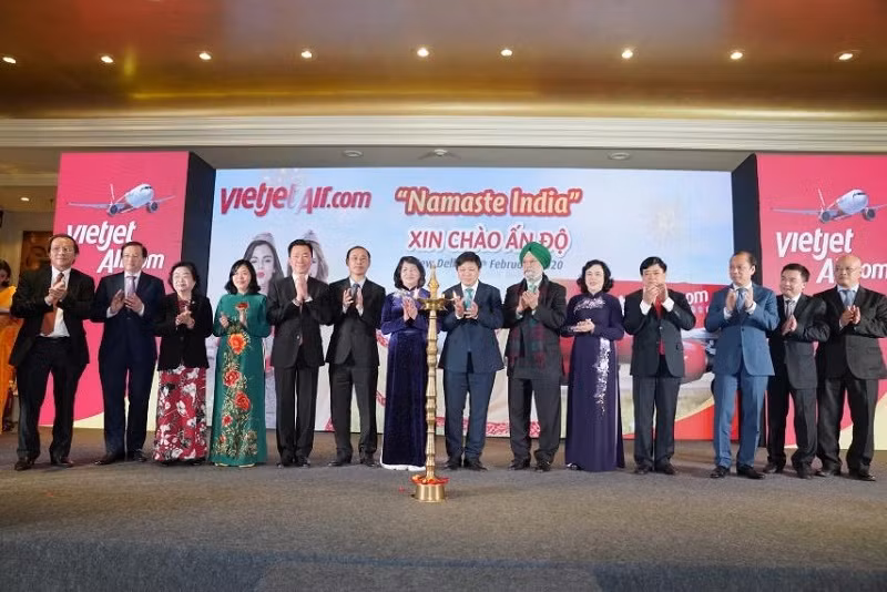 Nghi thức công bố các đường bay của Vietjet với sự tham gia của Phó Chủ tịch nước Đặng Thị Ngọc Thịnh; Đại sứ Phạm Sanh Châu; Thứ trưởng Bộ Giao thông vận tải Lê Đình Thọ; Phó Chủ tịch Vietjet - ông Nguyễn Thanh Hùng và Ngài Hardeep Singh Puri - Quốc vụ khanh phụ trách Hàng không Ấn Độ. Nghi thức công bố các đường bay của Vietjet với sự tham gia của Phó Chủ tịch nước Đặng Thị Ngọc Thịnh; Đại sứ Phạm Sanh Châu; Thứ trưởng Bộ Giao thông vận tải Lê Đình Thọ; Phó Chủ tịch Vietjet - ông Nguyễn Thanh Hùng và Ngài Hardeep Singh Puri - Quốc vụ khanh phụ trách Hàng không Ấn Độ.