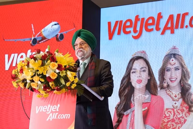 Quốc vụ khanh phụ trách Hàng không Ấn Độ - Ngài Hardeep Singh Puri phát biểu chúc mừng tại buổi lễ công bố các đường bay thẳng kết nối Việt Nam - Ấn Độ của Vietjet. Quốc vụ khanh phụ trách Hàng không Ấn Độ - Ngài Hardeep Singh Puri phát biểu chúc mừng tại buổi lễ công bố các đường bay thẳng kết nối Việt Nam - Ấn Độ của Vietjet.