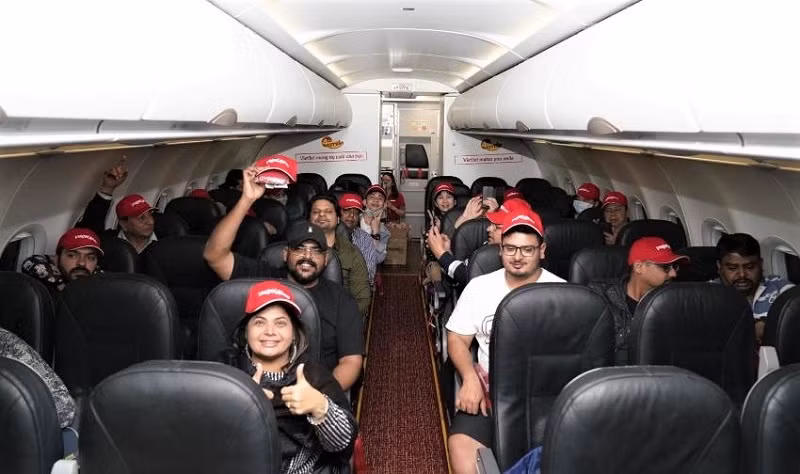 Người dân và du khách hào hứng với chuyến bay đặc biệt Hà Nội - New Delhi. Người dân và du khách hào hứng với chuyến bay đặc biệt Hà Nội - New Delhi.
