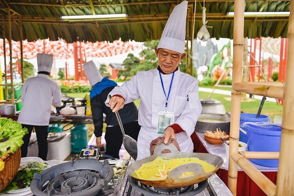 Lần đầu tiên, một lễ hội không chuyên ẩm thực nhưng lại quy tụ được những nghệ nhân ẩm thực bậc nhất, giúp cư dân có cơ hội nếm đặc sản ba miền Bắc - Trung - Nam chuẩn vị ngay trên “sân nhà”.