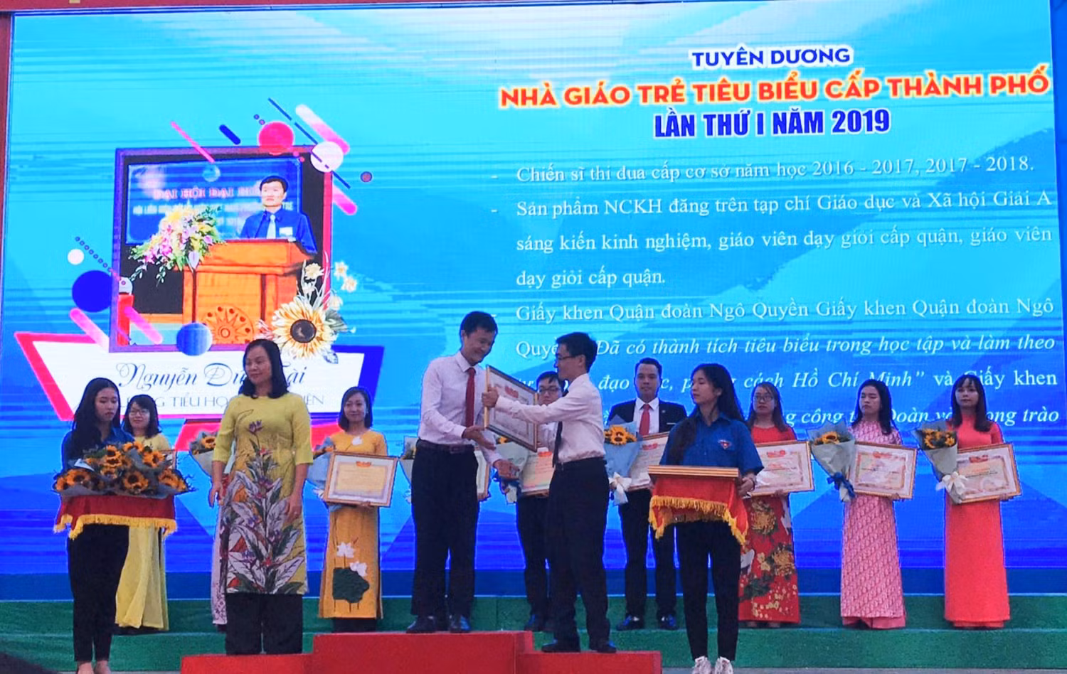 Thầy Tài được tuyên dương là một trong số những nhà giáo trẻ tiêu biểu của thành phố Hải Phòng năm 2019. (Ảnh: NVCC)