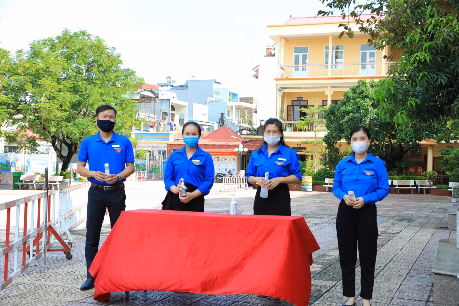 Thầy Tài cùng các giáo viên nhà trường thực hiện tốt việc phòng chống dịch bệnh Covid-19 trong trường học. (Ảnh: NVCC)