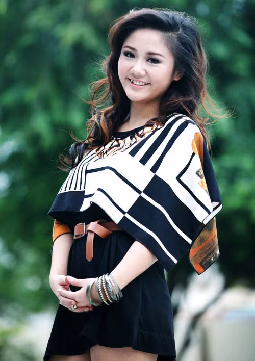 Ca sỹ trẻ lần đầu song ca Tuấn Ngọc. Ca sỹ trẻ lần đầu song ca Tuấn Ngọc.