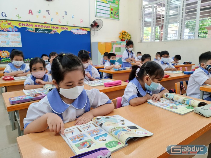 Học sinh Trường Tiểu học Đinh Tiên Hoàng (quận Hồng Bàng, Hải Phòng) tiếp cận với sách giáo khoa lớp 1 mới (Ảnh: Lã Tiến)