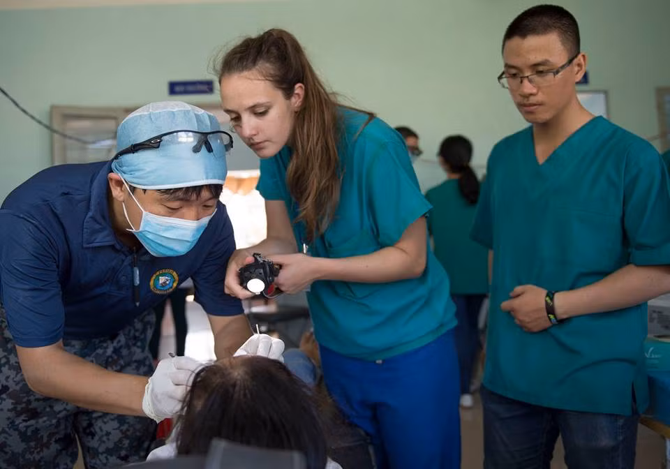 Các bác sĩ khám, điều trị y tế cho người dân trong khuôn khổ Chương trình. Ảnh T.L Các bác sĩ khám, điều trị y tế cho người dân trong khuôn khổ Chương trình. Ảnh T.L