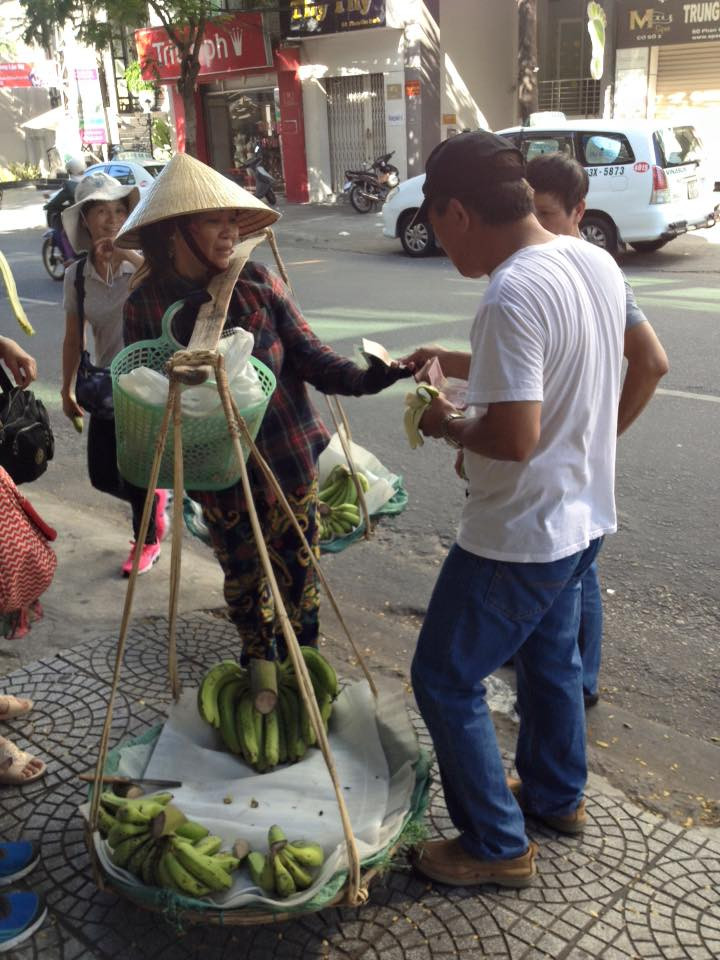 Khách du lịch Trung Quốc dùng Nhân dân tệ thanh toán khi mua chuối của người bán hàng rong trên vỉa hè Đà Nẵng. Người bán chuối không chấp nhận việc thanh toán bằng Nhân dân tệ và yêu cầu thanh toán bằng tiền Việt Nam. Ảnh: Nguyễn Duy Khoái Khách du lịch Trung Quốc dùng Nhân dân tệ thanh toán khi mua chuối của người bán hàng rong trên vỉa hè Đà Nẵng. Người bán chuối không chấp nhận việc thanh toán bằng Nhân dân tệ và yêu cầu thanh toán bằng tiền Việt Nam. Ảnh: Nguyễn Duy Khoái