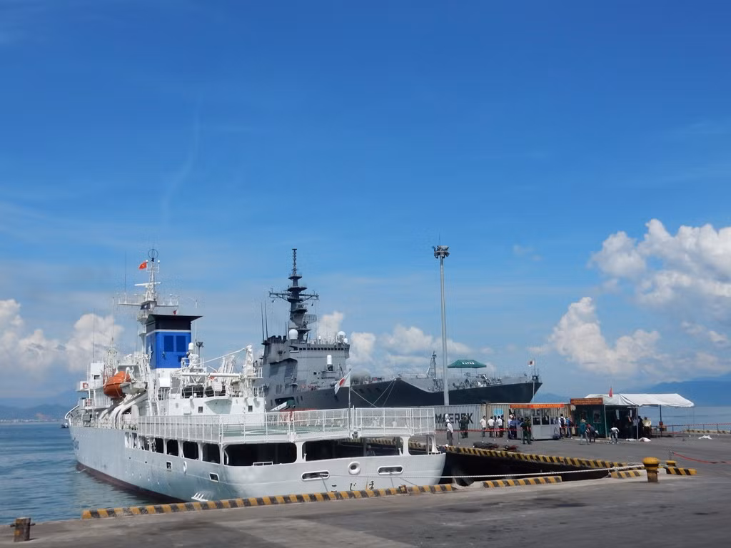 Tàu Kojima cập cảng Tiên Sa, cùng với tàu Hải quân Nhật Bản JSDS Shimokita (LST-4002) cập cảng Tiên Sa ngày 15/ 7 trong Chương trình Đối tác Thái Bình Dương (Pacific Partnership–PP) đang diễn ra tại Đà Nẵng. Ảnh: Hoàng Tuấn