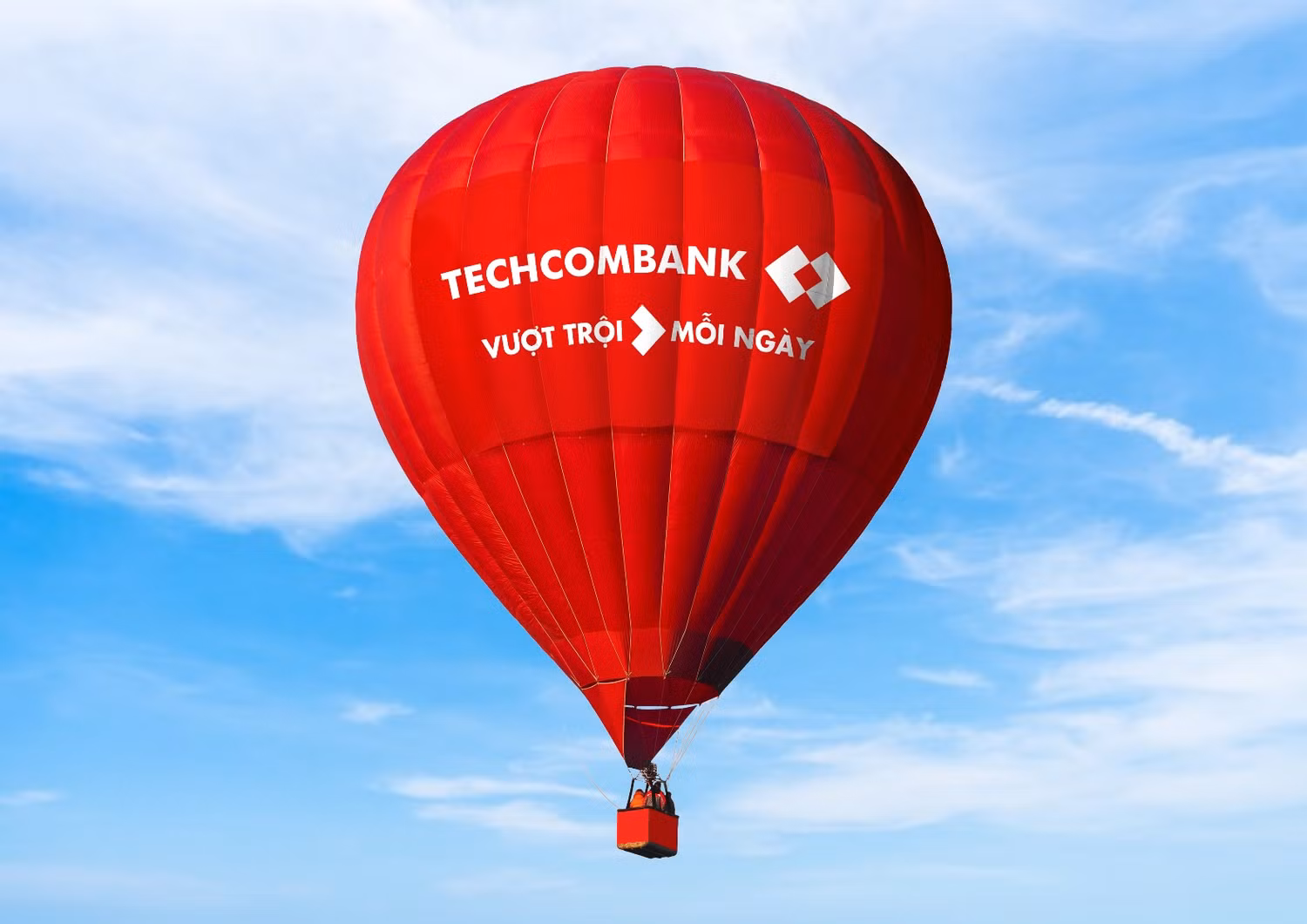 Hình ảnh khinh khí cầu đỏ rực bay cao giữa bầu trời thành phố vào ngày 6/12 và ngày 7/12
