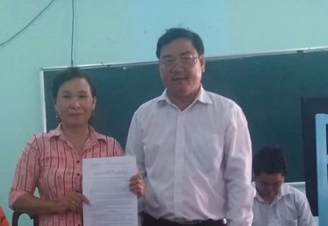 Cô Nguyễn Thị Cảnh trong ngày nhận quyết định nghỉ hưu trước tuổi (Ảnh do tác giả cung cấp) Cô Nguyễn Thị Cảnh trong ngày nhận quyết định nghỉ hưu trước tuổi (Ảnh do tác giả cung cấp)