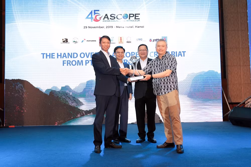 Ông Nopporn Chuchinda - Tổng Thư ký ASCOPE nhiệm kỳ 2014 - 2019, đại diện cho PTT, đã bàn giao quyền điều hành cho tân Tổng Thư ký nhiệm kỳ 2019 - 2024 là ông Trần Hồng Nam - Chủ tịch Hội đồng Thành viên PVEP, đại diện cho PetroVietnam.