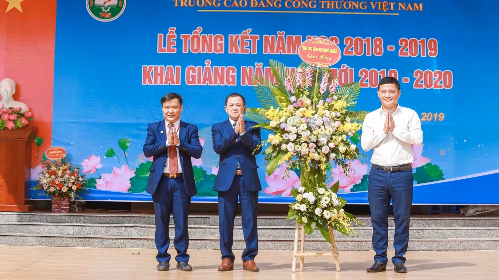 Đại diện Tổng Cục Giáo dục Nghề nghiệp tặng hoa chúc mừng nhà trường dịp khai giảng