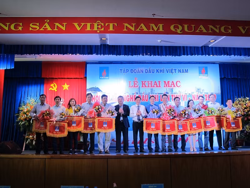 Tặng hoa và cờ cho các đơn vị tham gia hội thi