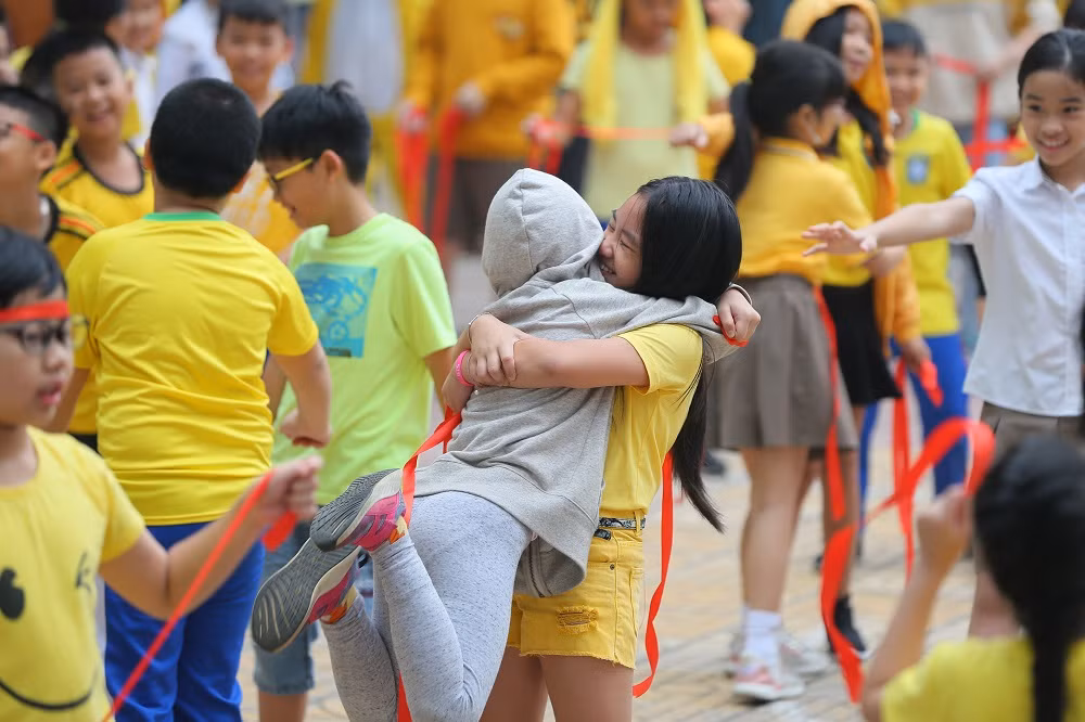 Học sinh không ngại trao những cái ôm thắm thiết tình bạn bè, thầy cô.