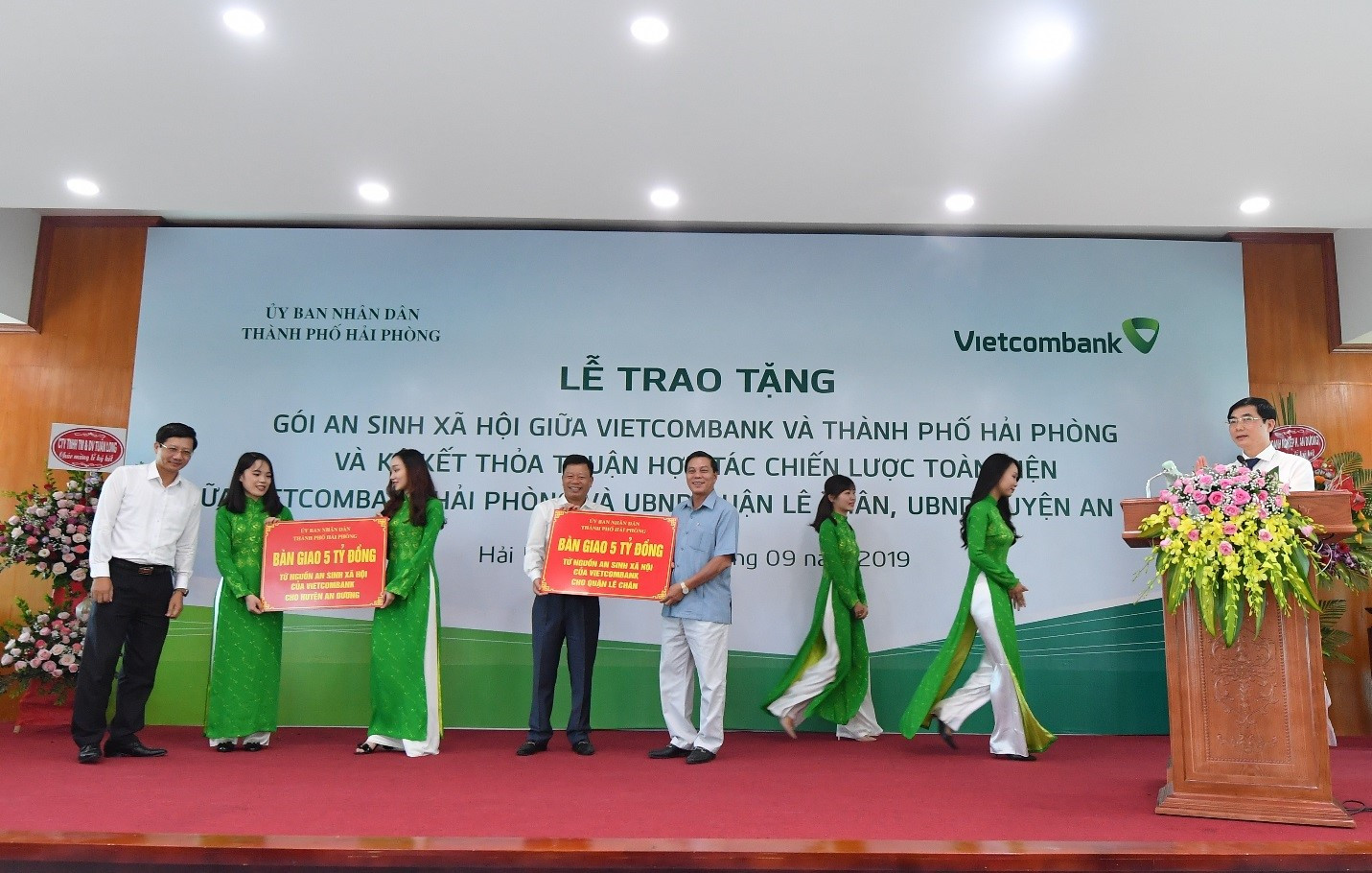 Ông Nguyễn Văn Tùng - Phó Bí thư Thành ủy, Chủ tịch Ủy ban Nhân dân thành phố Hải Phòng trao 2 gói an sinh xã hội hỗ trợ cho quận Lê Chân và huyện An Dương
