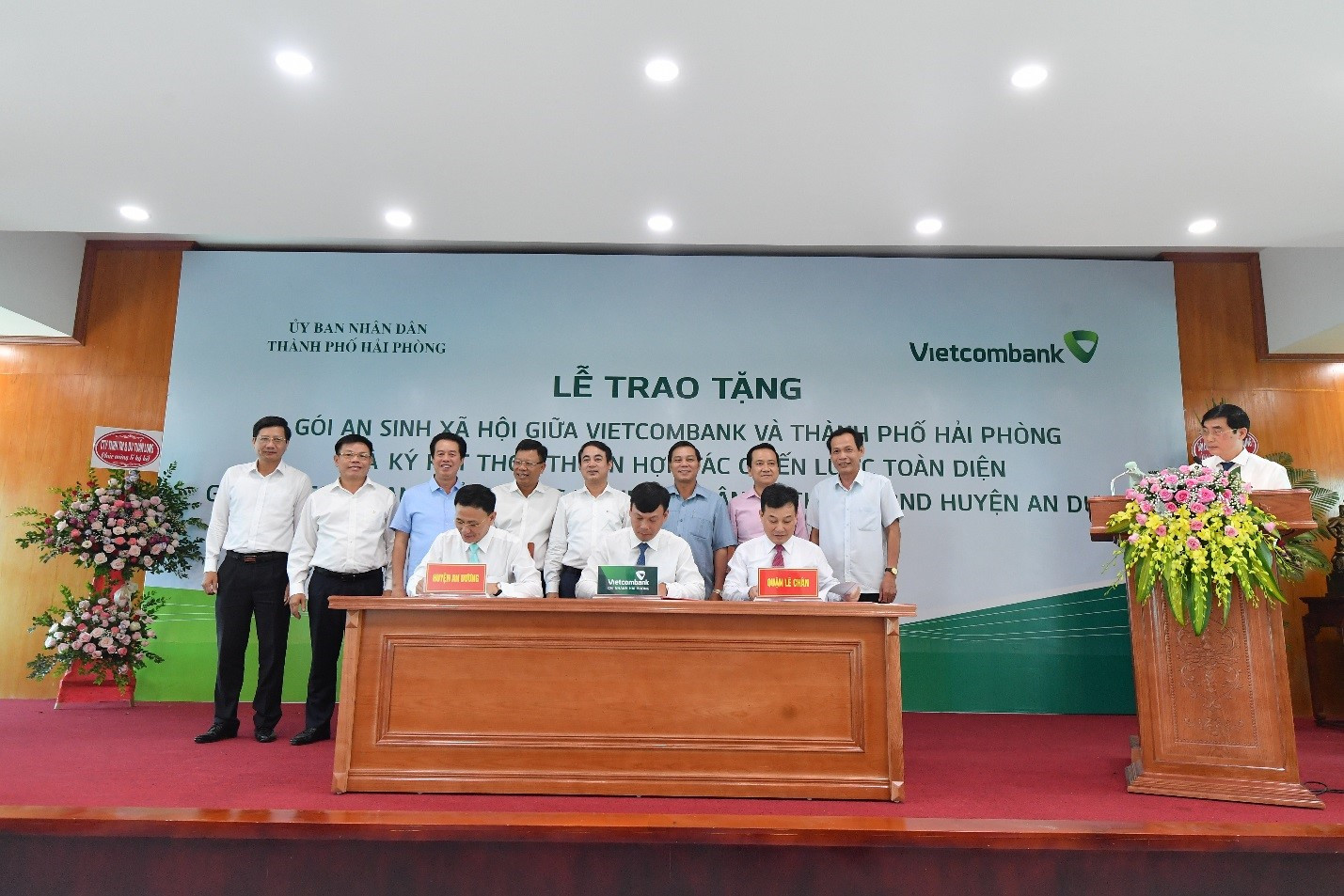 Ông Lê Ngọc Thái - Giám đốc Vietcombank Hải Phòng (hàng đầu, ngồi giữa) cùng ông Nguyễn Văn Phiệt - Chủ tịch Ủy ban Nhân dân quận Lê Chân và ông Lê Văn Cường – Phó Chủ tịch Ủy ban Nhân dân huyện An Dương ký kết thỏa thuận hợp tác chiến lược toàn diện