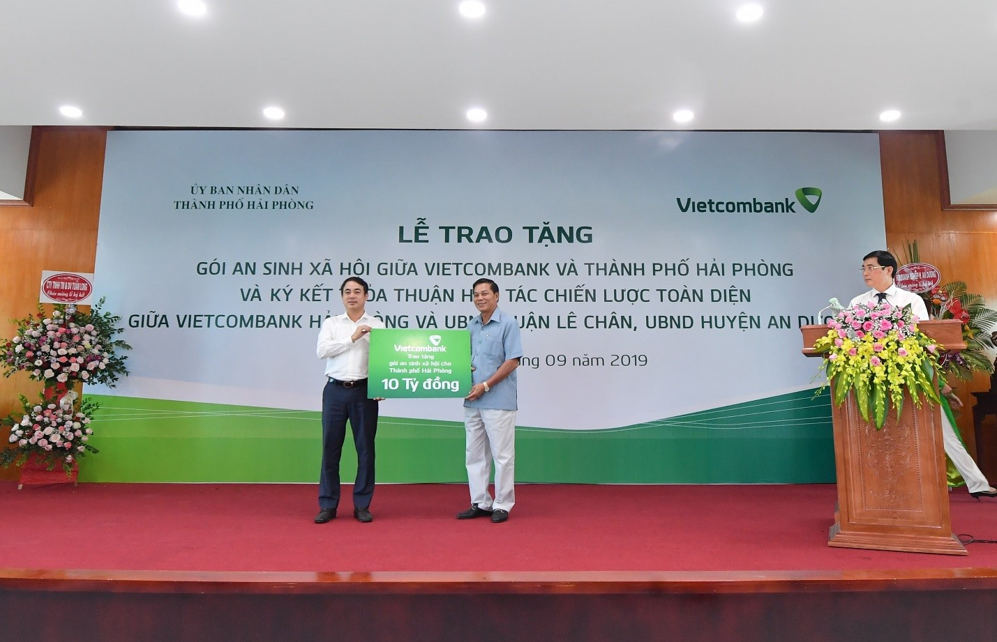 Ông Nghiêm Xuân Thành – Ủy viên Ban Chấp hành Đảng bộ Khối Doanh nghiệp Trung ương, Bí thư Đảng ủy, Chủ tịch Hội đồng quản trị Vietcombank (bên trái) trao tặng gói hỗ trợ an sinh xã hội trị giá 10 tỷ đồng cho thành phố Hải Phòng