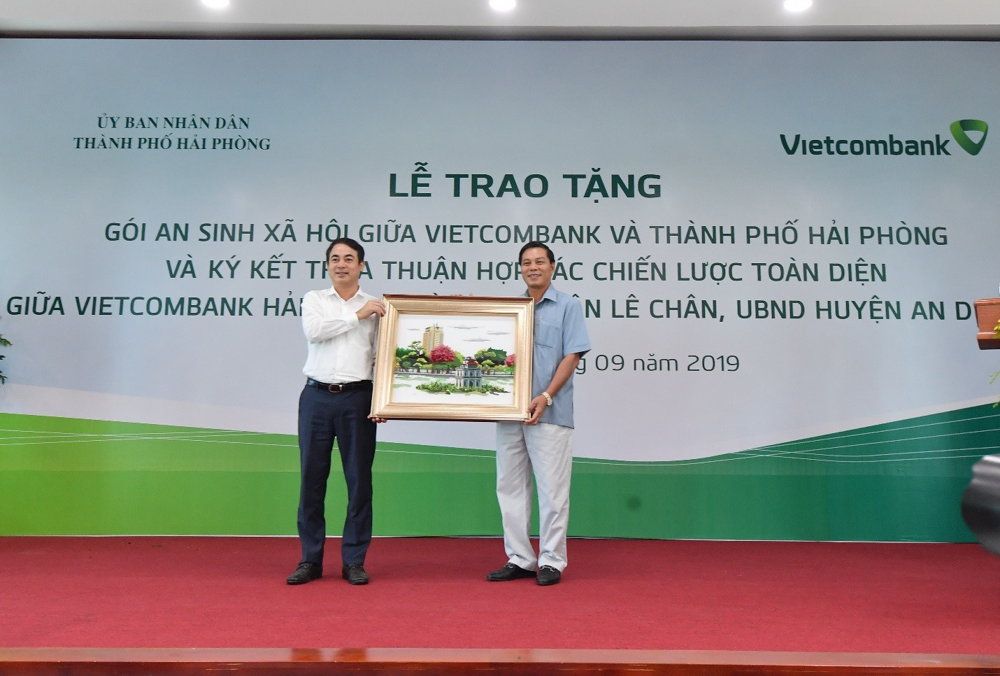 Đại diện lãnh đạo 2 bên trao quà lưu niệm tại buổi lễ