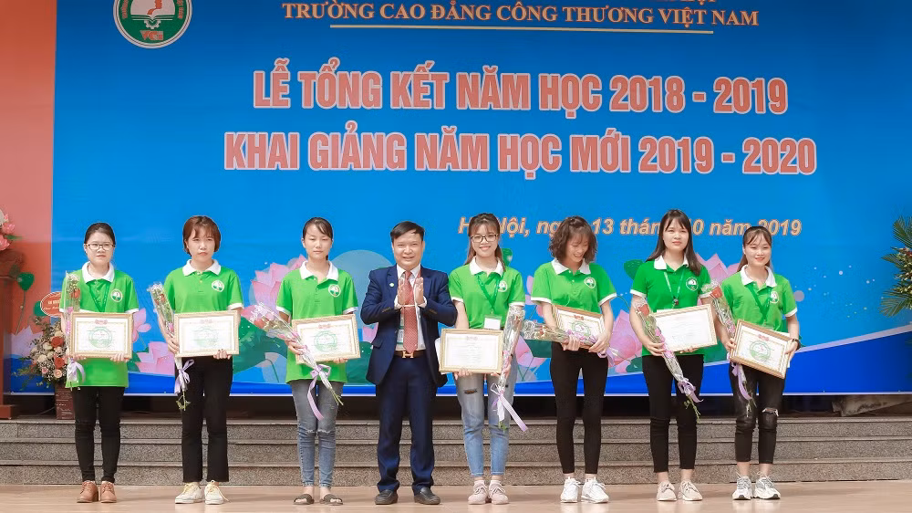 Tiến sĩ Lê Đại Hùng, Chủ tịch Hội đồng quản trị tặng học bổng và các phần quà cho sinh viên năm học mới.