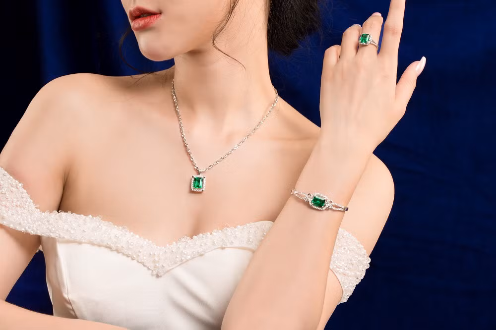 Các sản phẩm thuộc dòng A Jewelry Creation mang vẻ đẹp sang trọng, quý phái, nhằm tôn vinh sự xa hoa và đẳng cấp của khách hàng Các sản phẩm thuộc dòng A Jewelry Creation mang vẻ đẹp sang trọng, quý phái, nhằm tôn vinh sự xa hoa và đẳng cấp của khách hàng