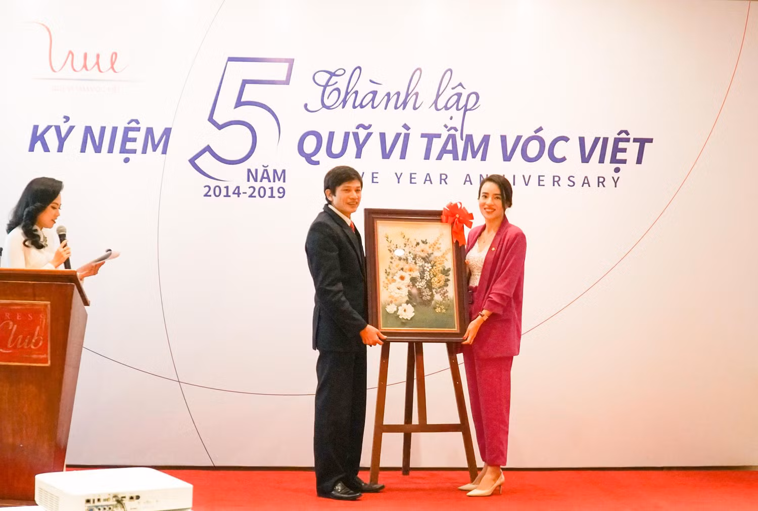 Bức tranh Hoa cúc được đấu giá thành công với số tiền 45 triệu đồng hỗ trợ trẻ em có hoàn cảnh khó khăn. Bức tranh Hoa cúc được đấu giá thành công với số tiền 45 triệu đồng hỗ trợ trẻ em có hoàn cảnh khó khăn.