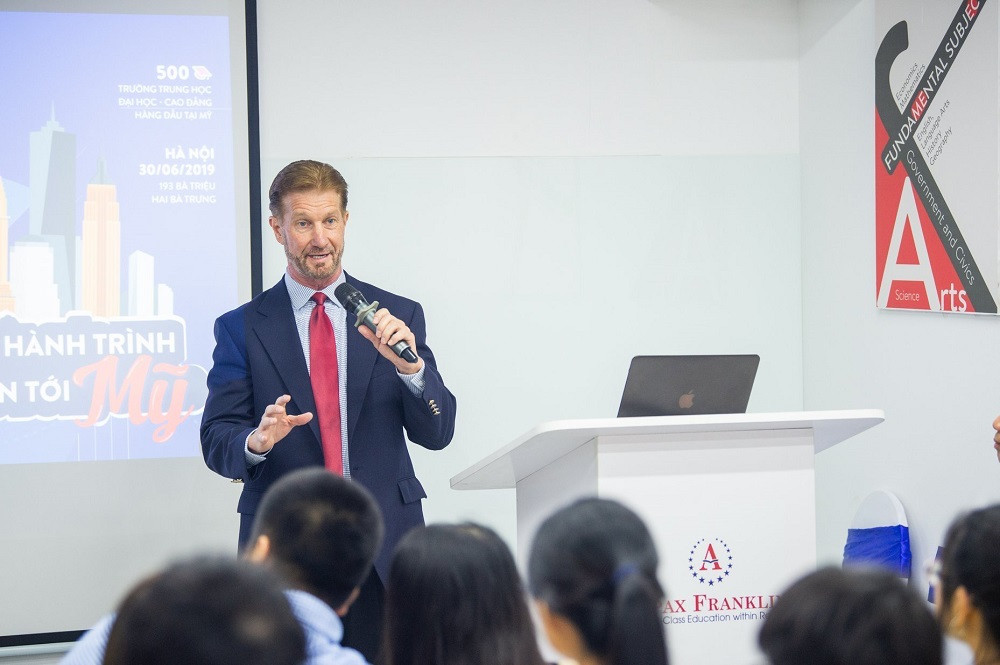 Ông David Hooser - Hiệu trường Trường Franklin Virtual (Mỹ) chia sẻ về mô hình học tập trực tuyến. Ông David Hooser - Hiệu trường Trường Franklin Virtual (Mỹ) chia sẻ về mô hình học tập trực tuyến.