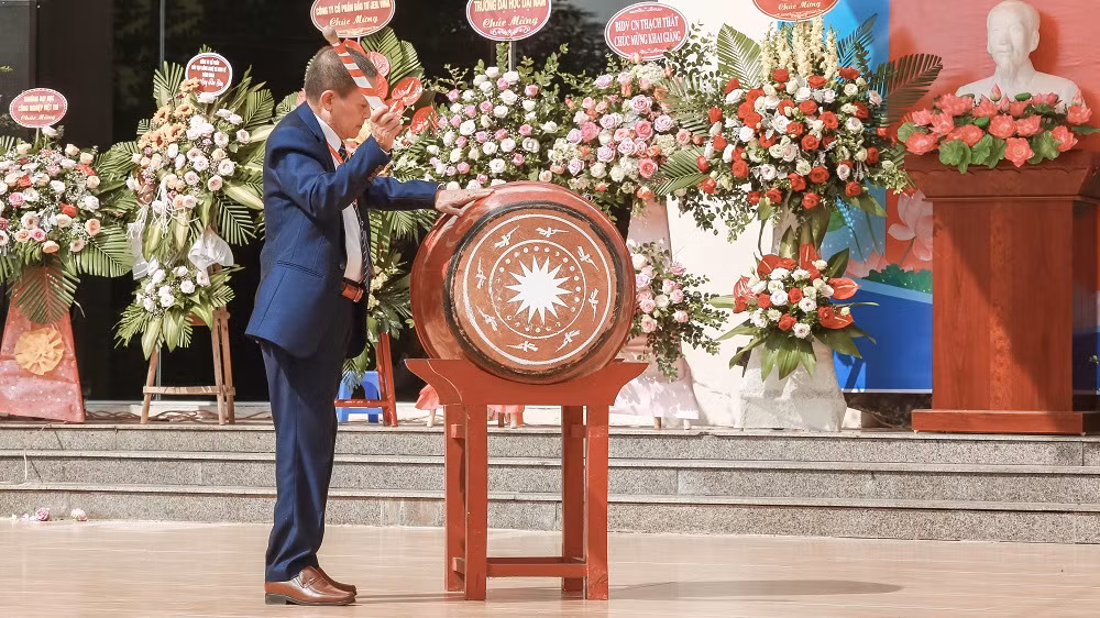 Tiến sĩ Nguyễn Duy Đô – Hiệu trưởng Nhà trường sẽ thực hiện nghi thức đánh trống khai giảng năm học mới.