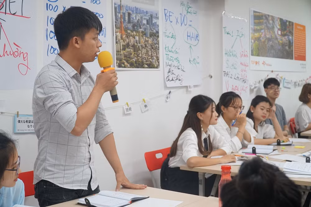 Phát biểu sôi nổi trước câu hỏi từ huấn luyện viên Phát biểu sôi nổi trước câu hỏi từ huấn luyện viên