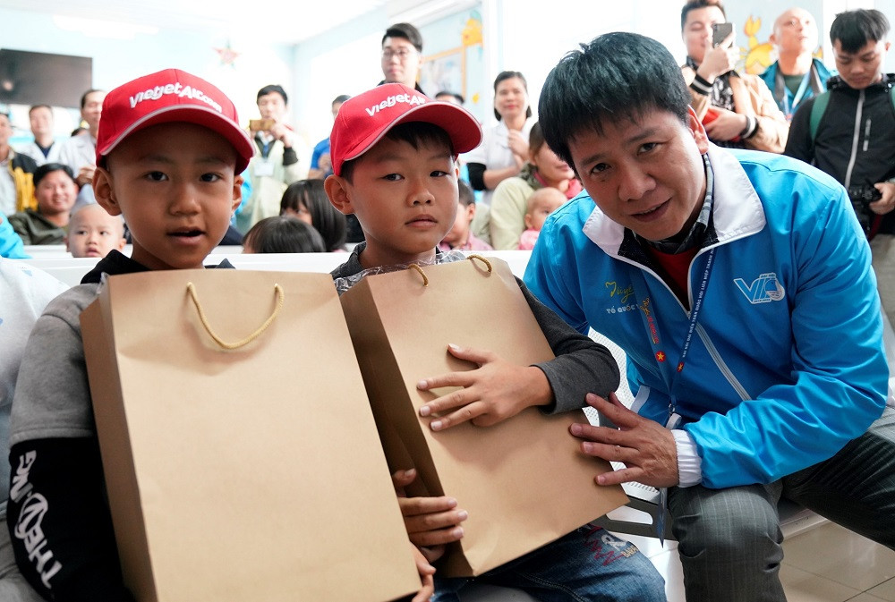 Ông Dương Hoài Nam, Chủ tịch Hội Liên hiệp thanh niên Vietjet, tặng quà bệnh nhân nhí