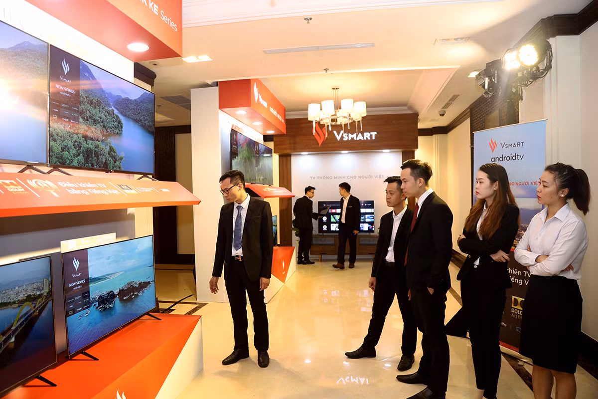 Các khách hàng trải nghiệm các sản phẩm ti vi thông minh đầu tiên của Vsmart. Các khách hàng trải nghiệm các sản phẩm ti vi thông minh đầu tiên của Vsmart.