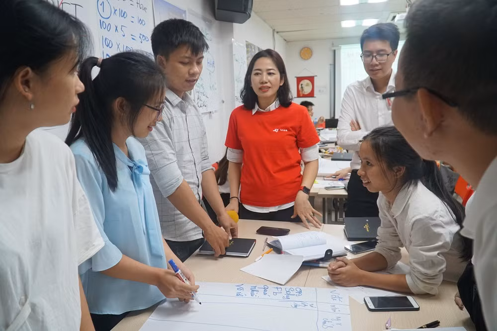 Một học bổng toàn phần trị giá 7.500.000 đồng cho khóa Tiếng Nhật tại trung tâm VIJAlink đã được trao cho bạn Nguyễn Thị Thanh - sinh viên DynaGen trong buổi tập huấn Một học bổng toàn phần trị giá 7.500.000 đồng cho khóa Tiếng Nhật tại trung tâm VIJAlink đã được trao cho bạn Nguyễn Thị Thanh - sinh viên DynaGen trong buổi tập huấn