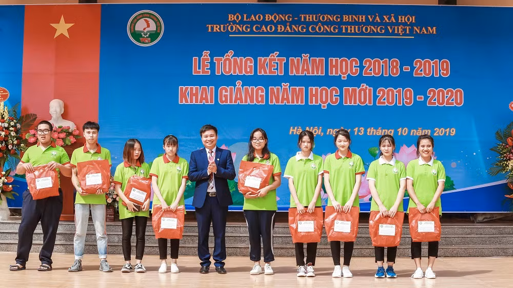Ban Giám hiệu nhà trường tặng quà, học bổng, máy cho các em sinh viên có thành tích cao trong học tập