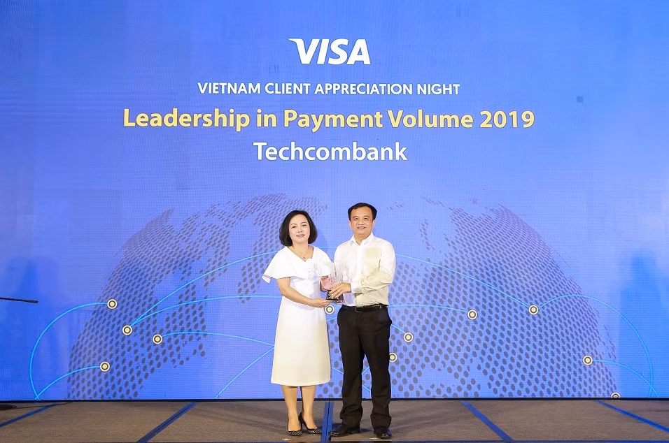 Đại diện Techcombank nhận giải thưởng cao quý nhất cho vị trí số 1 thị trường về doanh số thanh toán qua thẻ Visa.