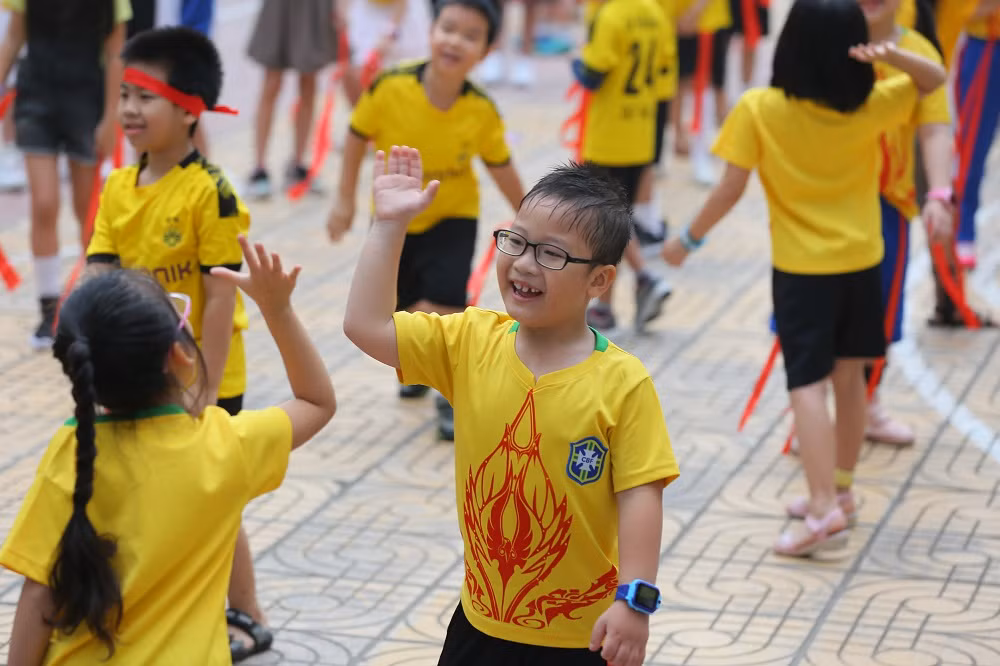 Cùng high-five và chúc nhau những điều tốt lành.