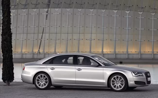 Phiên bản động cơ V8 TDI có thể được cung cấp bên ngoài thị trường Mỹ, công suất mà khối động cơ này có thể sinh ra là trên 400 mã lực. Phiên bản động cơ W12 sẽ được trang bị thêm bộ tăng áp, giúp chiếc xe có được hiệu suất cao hơn, có thể sẽ trở thành đối thủ của S-Class AMG hay BMW 7-Series dòng M trong tương lai. Phiên bản động cơ V8 TDI có thể được cung cấp bên ngoài thị trường Mỹ, công suất mà khối động cơ này có thể sinh ra là trên 400 mã lực. Phiên bản động cơ W12 sẽ được trang bị thêm bộ tăng áp, giúp chiếc xe có được hiệu suất cao hơn, có thể sẽ trở thành đối thủ của S-Class AMG hay BMW 7-Series dòng M trong tương lai.