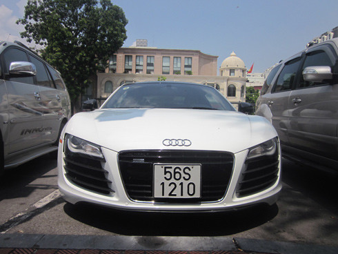 Audi R8 có chiều rộng là 1.900 mm, lớn hơn khá nhiều các xe khác nhưng độ dài tổng thể chỉ khiêm tốn 4.430 mm và chiều cao 1.250 mm.