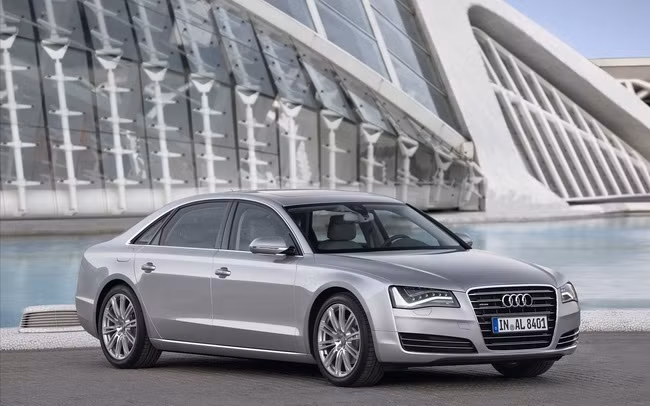 Audi A8 thế hệ mới có thể chia sẻ kết cấu khung gầm với Porsche Panamera và Bentley trong tương lai, và đi kèm với kết cấu kiểu modul MSB của Tập đoàn Volkswagen. Dòng sedan hạng sang của Audi sẽ vẫn sử dụng hệ thống truyền động bốn bánh truyền thống, ngoài ra còn có hệ thống truyền động bánh trước. Audi A8 thế hệ mới có thể chia sẻ kết cấu khung gầm với Porsche Panamera và Bentley trong tương lai, và đi kèm với kết cấu kiểu modul MSB của Tập đoàn Volkswagen. Dòng sedan hạng sang của Audi sẽ vẫn sử dụng hệ thống truyền động bốn bánh truyền thống, ngoài ra còn có hệ thống truyền động bánh trước.