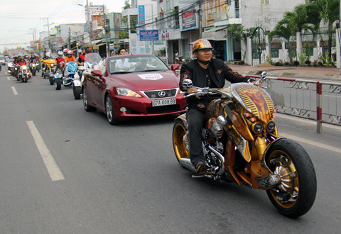 Một chiếc V-rex Tranvertson trong đoàn xe.