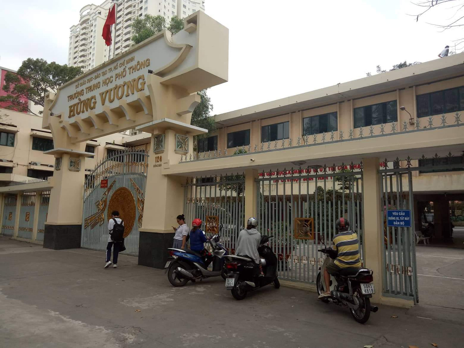Trường trung học phổ thông Hùng Vương, quận 5, Thành phố Hồ Chí Minh (ảnh:Phương Linh)