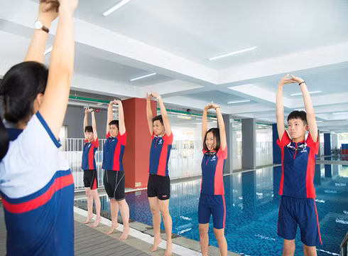 Học sinh của UK Academy trong một tiết học bơi lội (ảnh: NHG)
