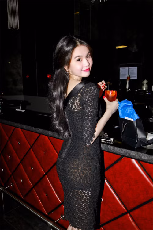 Ngọc Trinh nổi bật trong đêm tiệc với váy bó khoe làn dan trắng ngần.
