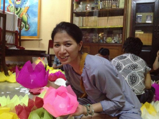 Nói về lý do quy y của mình, Trang Trần chỉ nói ngắn gọn: "Tôi cảm thấy bình an khi đến cửa Phật". Sau bao nhiêu năm ở trong showbiz, có lẽ cảm giác bình an khi có một chốn gửi gắm tinh thần thanh tịnh như cửa Phật mới là tất cả những gì cô mong muốn.(Theo Xzone)