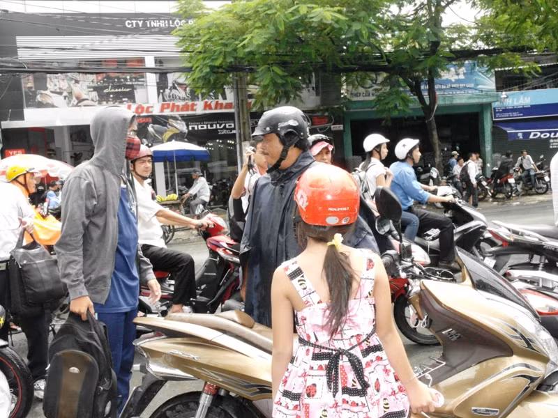 Anh trai đi thi, em gái cũng theo bố động viên. Xem đáp án ĐH Khối A, môn Vật lí - Xem đáp án ĐH Khối A, môn Toán - Xem đáp án DH Khối A, môn Hóa
