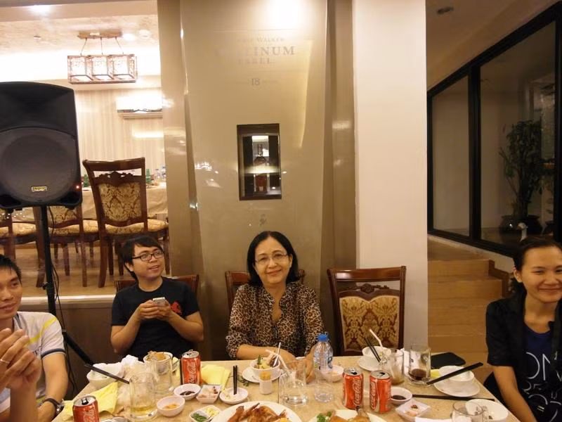 Và nhà báo lớn tuổi Minh Tuyền cũng được chọn đại diện cho bàn của các nhà báo… Trong cuộc chơi còn có ca sĩ Lều Phương Anh. Và nhà báo lớn tuổi Minh Tuyền cũng được chọn đại diện cho bàn của các nhà báo… Trong cuộc chơi còn có ca sĩ Lều Phương Anh.