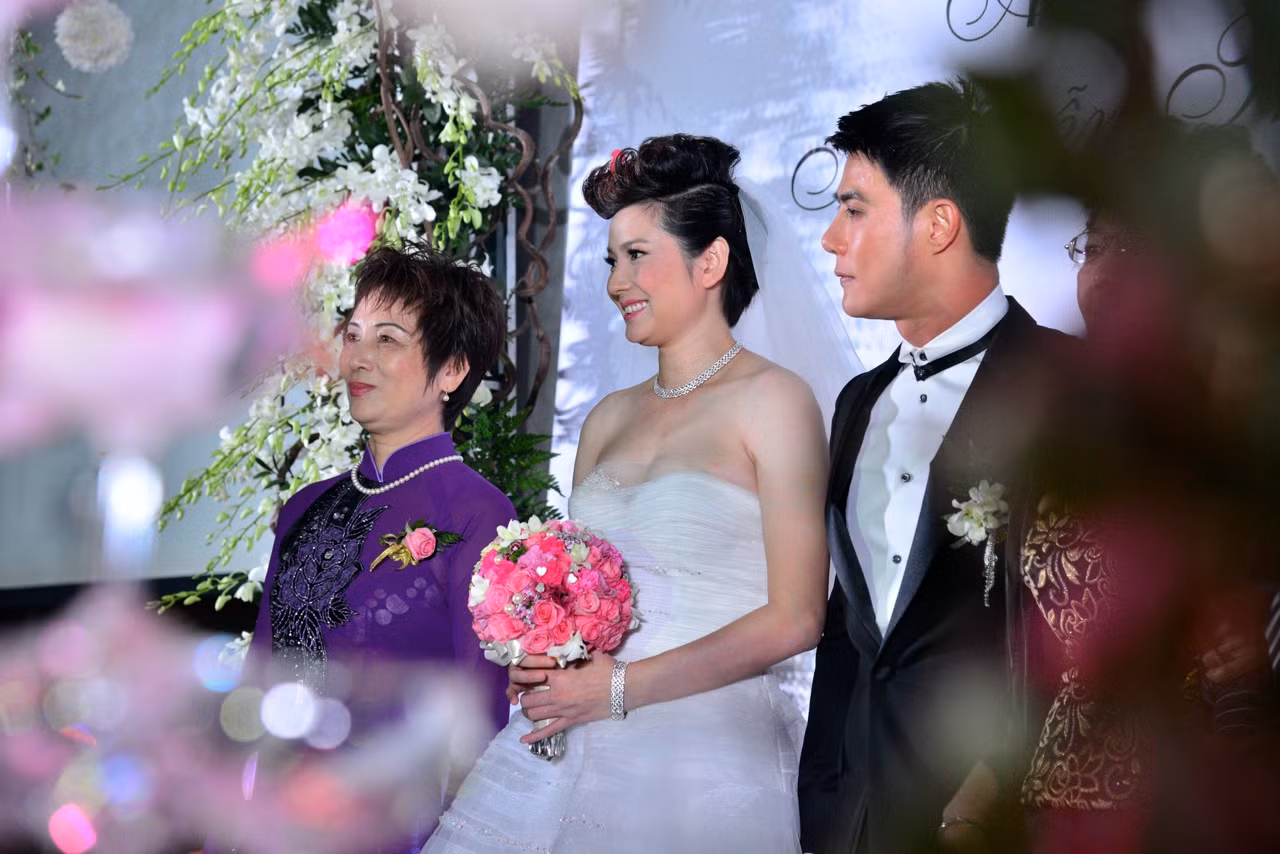 Và chiếc váy cưới màu trắng cho thấy một Thúy Vinh hoàn toàn khác với vẻ ngoại hình nam tính bấy lâu.