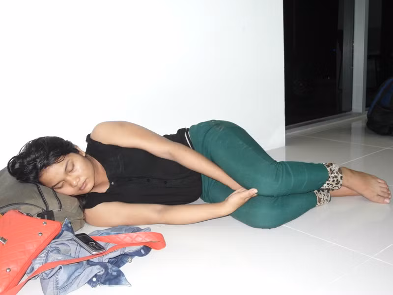 Zơ Râm Điều nằm ngủ mê mệt sau chặng đường dài gần 1000 cây số từ quê ở tỉnh Quảng Nam vào TP.HCM ứng thí. - Ảnh: Dương Cầm